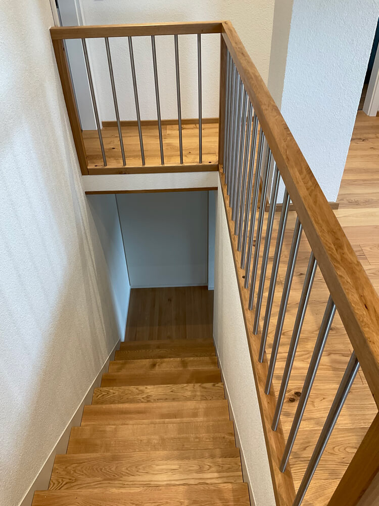 Gesamtbild von oben: Blick auf die Treppe und Geländer