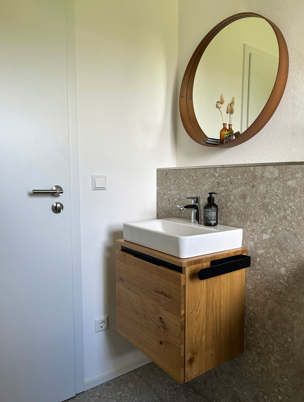 Waschtisch im Gäste WC aus Wildeiche